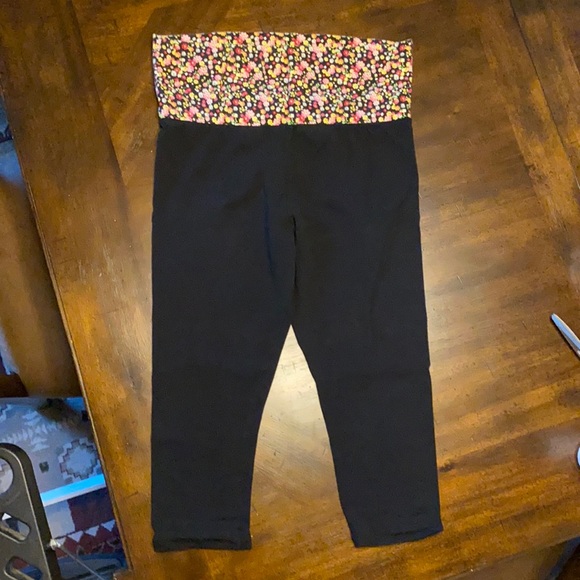No Boundaries black knit yoga capris w/floral top